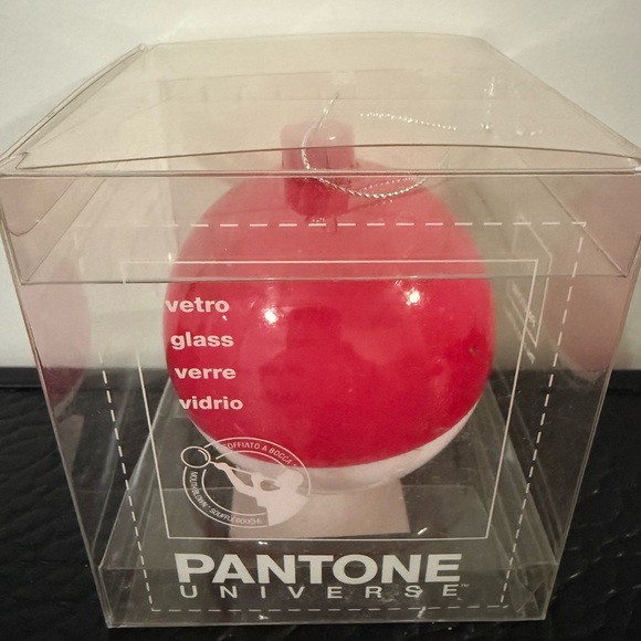 Glass Christmas Ball Pantone
Universe 18-2120 Ornament new in the box - Picture 6 of 7